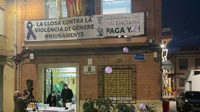 Suelta de globos y un manifiesto reivindicativo el 25N en la fachada del Ayuntamiento de La Llosa